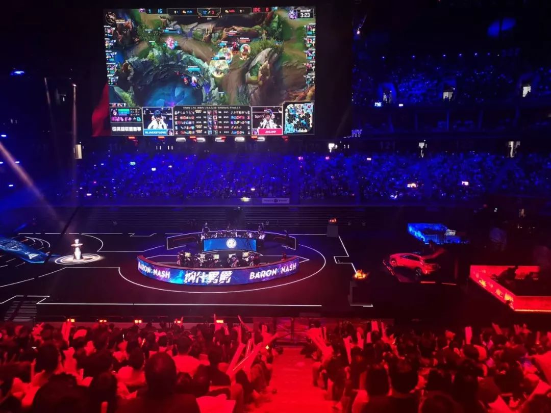 关于场面火爆！英雄联盟观众席沸腾不已的信息