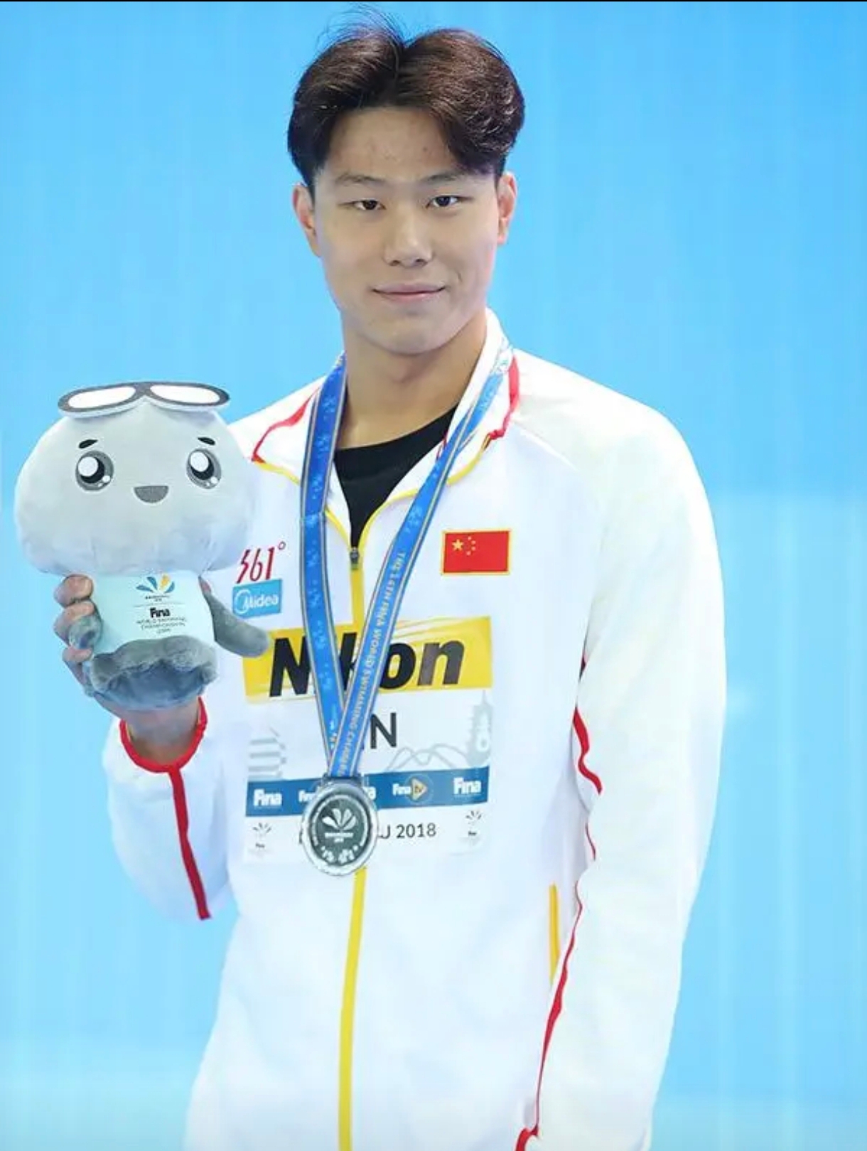 游泳选手发挥出色，荣膺最佳MVP的简单介绍