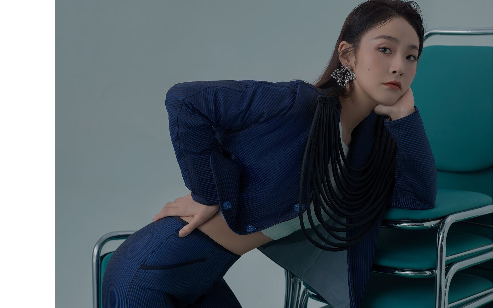 绿茵场的对抗折射国际博弈，国家德比中的新铁幕